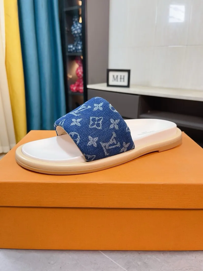 Ex-factory price 360🌹🌹 (lv-Louis Vuitton) New men's slippers, high-end boutique, exquisite embossed logo decoration on the upper, fine workmanship, super soft soles, casual, loose and comfortable, a must-have in summer! \nsize：38-44